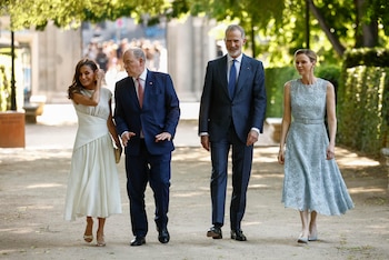 Los Reyes, acompañados por el príncipe Alberto de Mónaco (2i), y la princesa Charlène de Mónaco, visitan las exposiciones conmemorativas del 150 aniversario de la apertura de la primera misión diplomática entre España y Mónaco, este lunes en el Real Jardín Botánico. EFE/Daniel González
