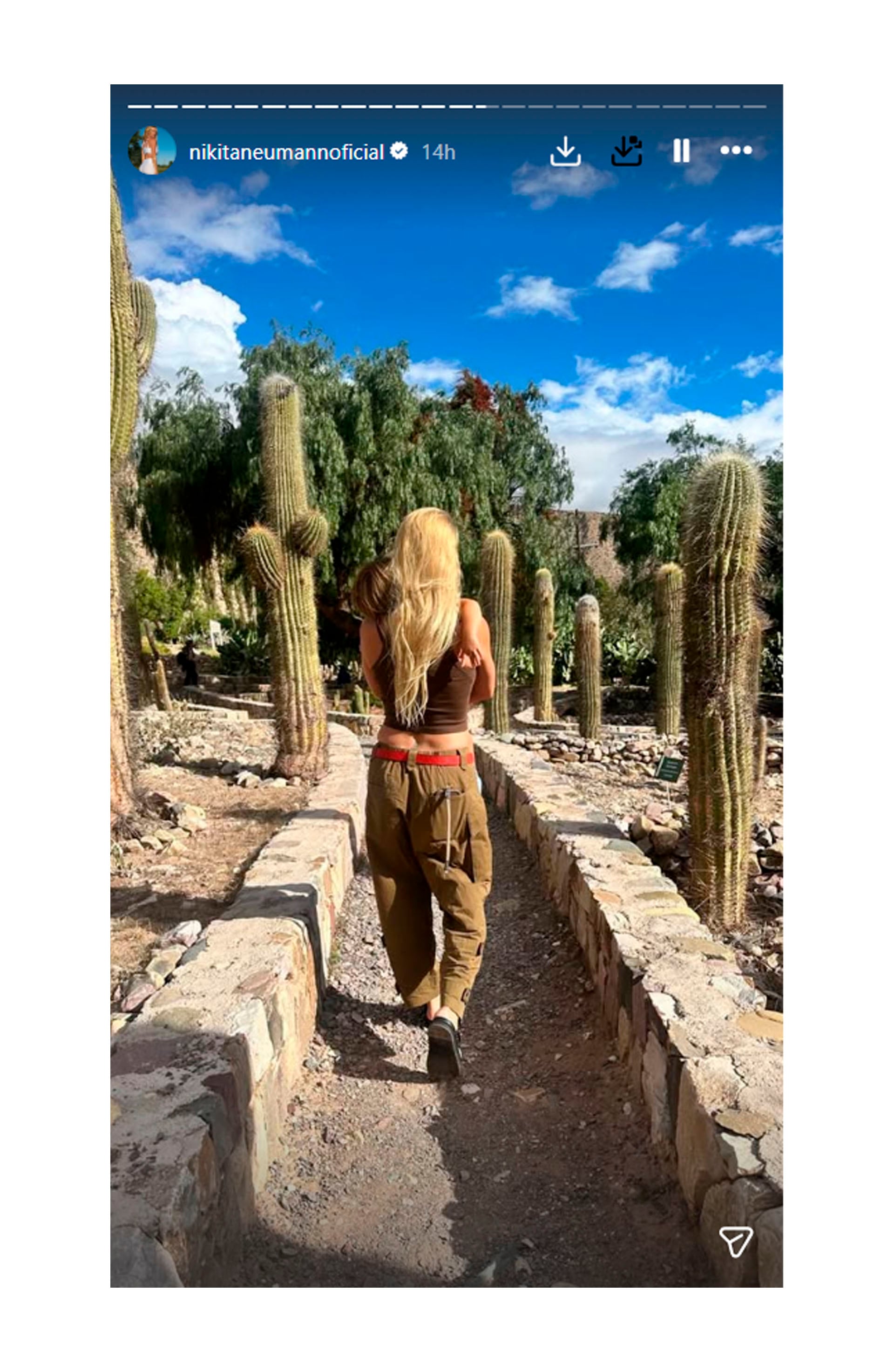 Nicole Neuman con su hijo Cruz a upa caminando entre los cactus, otra postal típica de la region