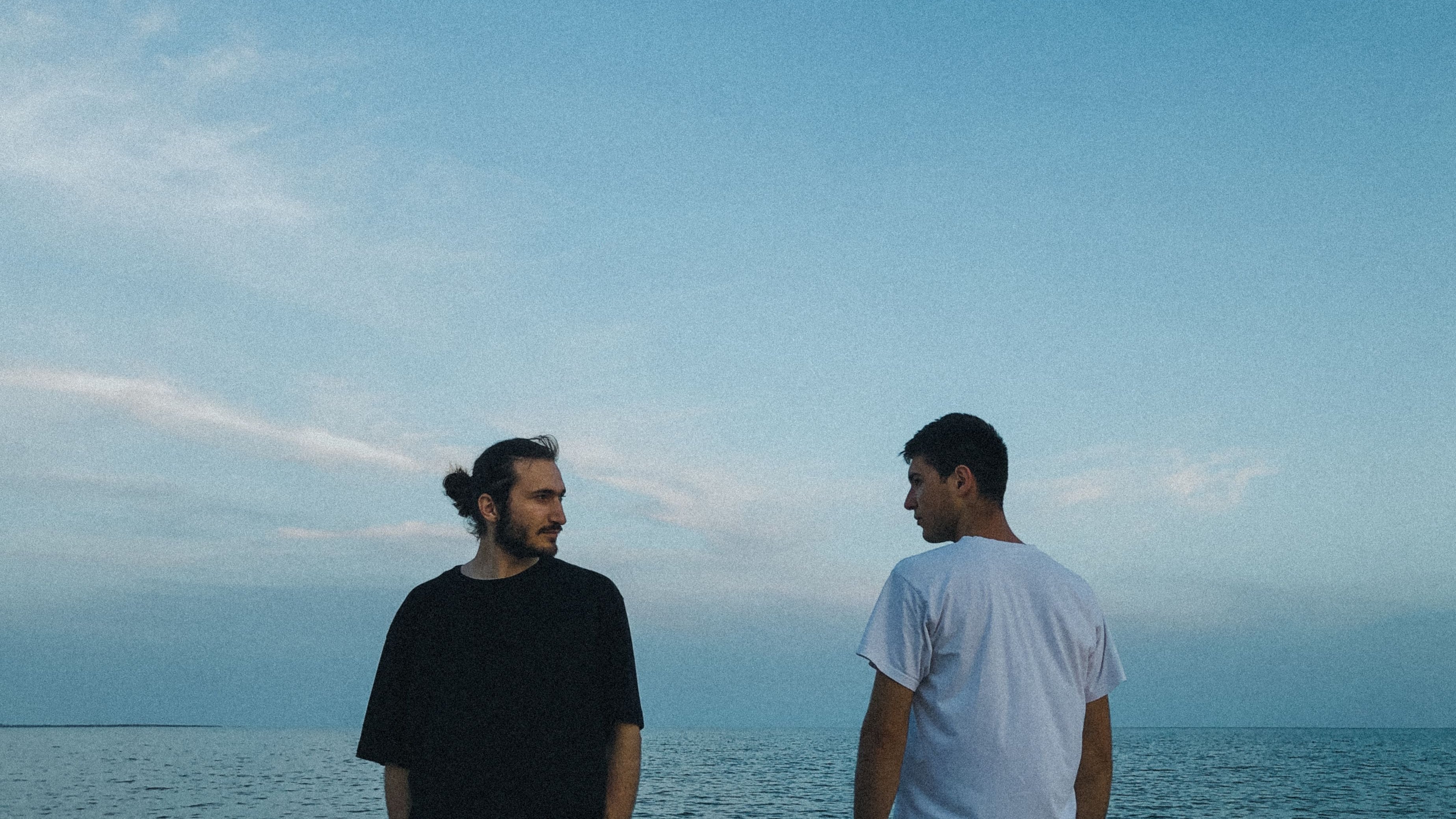 Dos amigos cerca del mar (Pexels)