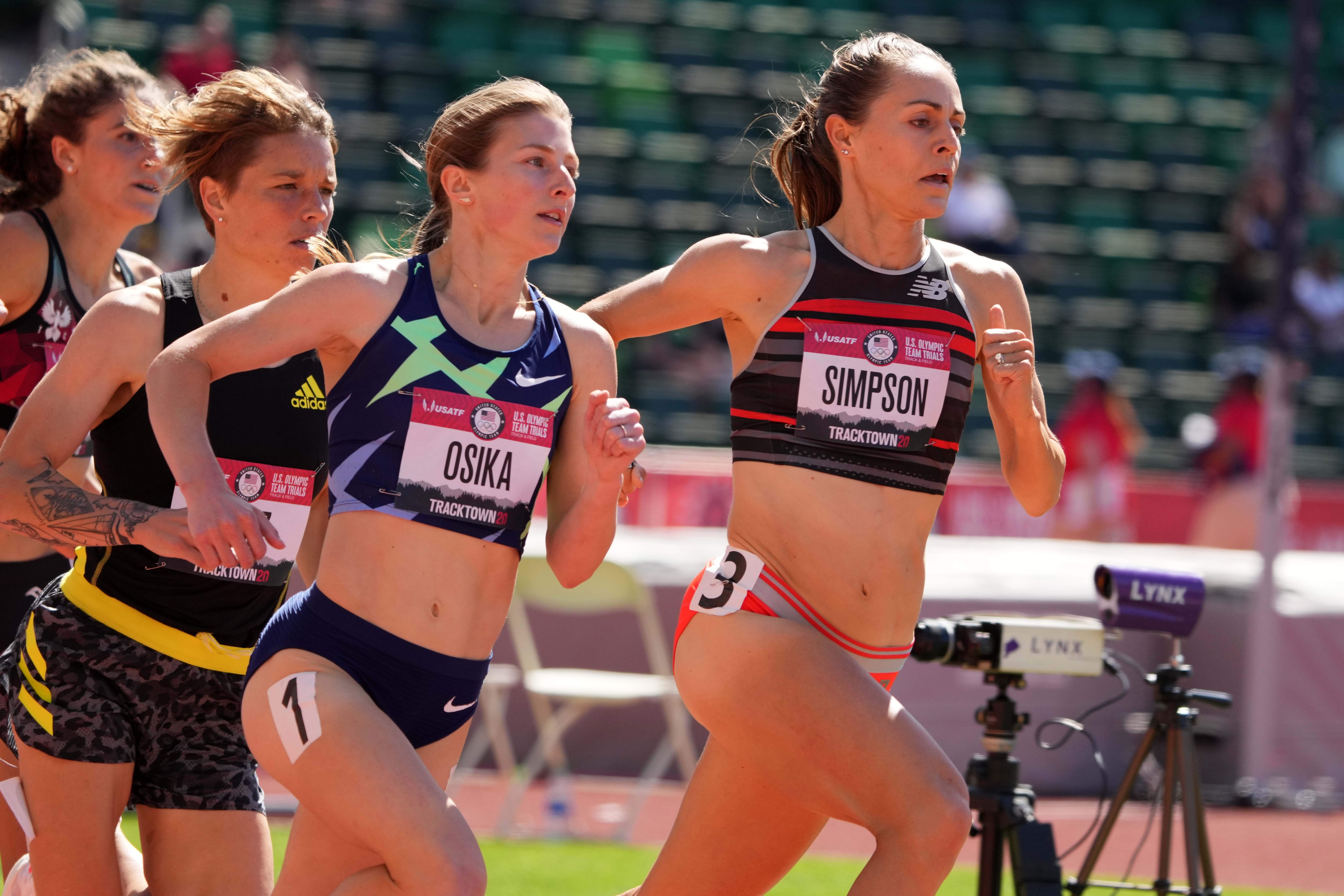Transeúntes y equipos de emergencia aplicaron RCP y un desfibrilador externo automático, y lograron restablecer el pulso de Jenny Simpson antes de su traslado al hospital (REUTERS)