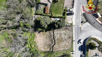 Una impactante grieta obligó a cerrar una autovía y el ferrocarril en una ciudad del sur de Italia