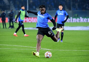 Soccer Football - Champions League - Group F - Atalanta v Villarreal - Stadio Atleti Azzurri, Bergamo, Italy - December 9, 2021 Atalanta's Duvan Zapata during the warm up before the match REUTERS/Alberto Lingria