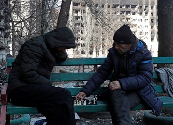 Residentes locales juegan al ajedrez