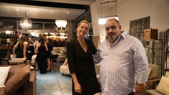 La China Suárez junto a