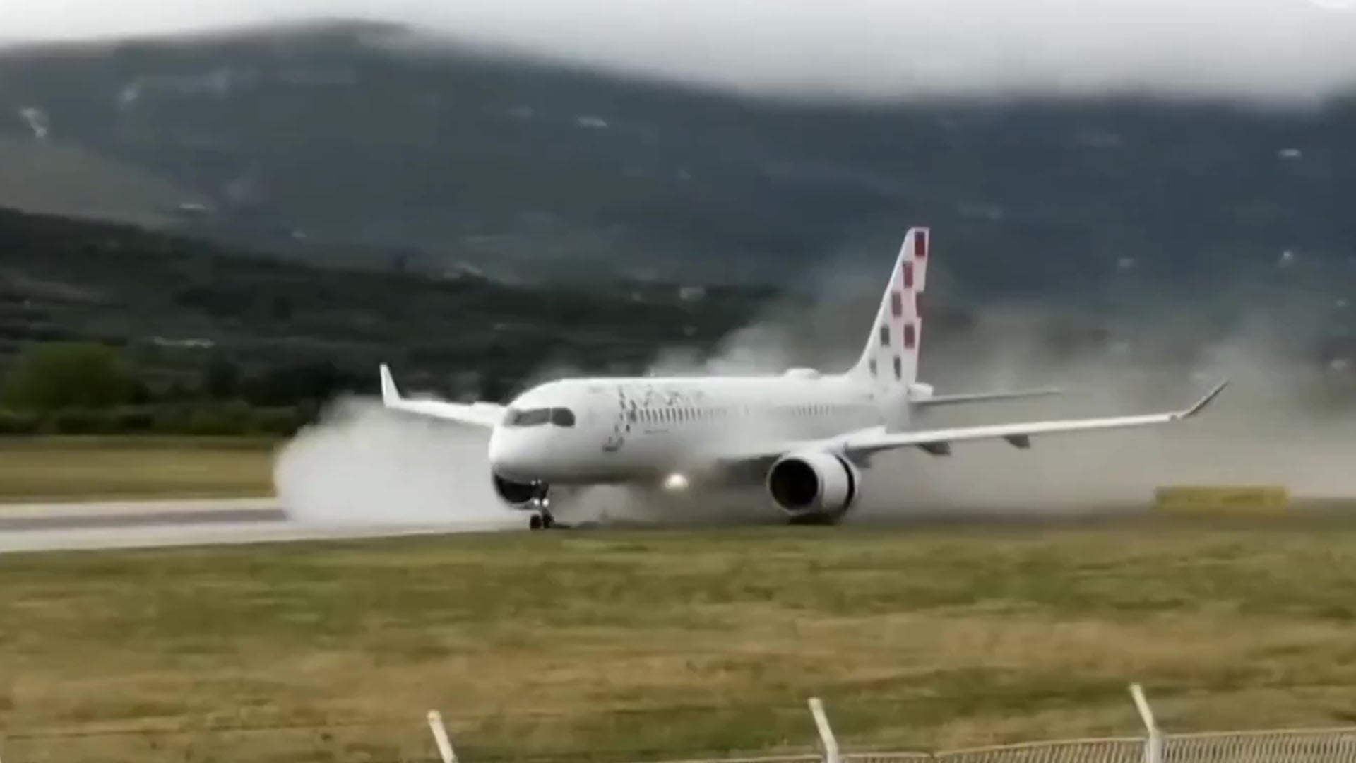 Durante el vuelo, los neumáticos se enfrentan regularmente a los 20 grados bajo cero que hacen a 10.000 metros de altura y, minutos después, alcanzan los 260 grados al tomar tierra tras el frenazo (Captura de video)