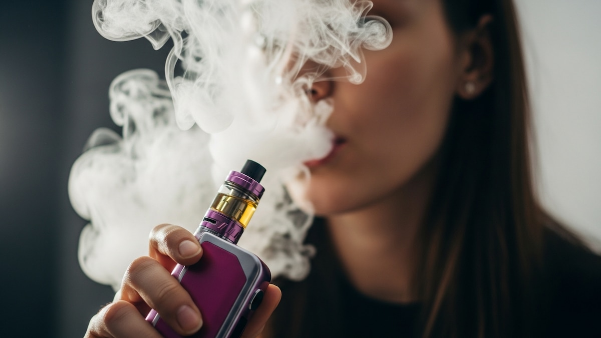 Vapeadores y cigarrillos electrónicos sobre una mesa