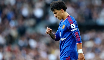 Lisandro Martínez podría quedar marginado del próximo partido del Manchester United y crecen los rumores sobre su futuro en el club (REUTERS)
