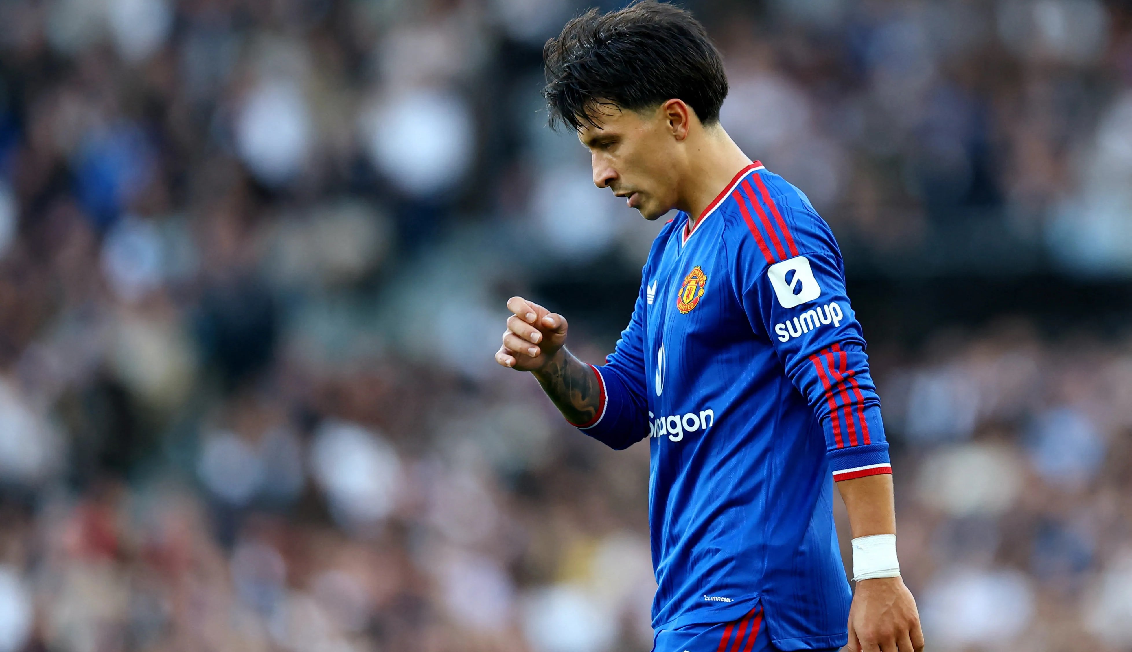 Lisandro Martínez podría quedar marginado del próximo partido del Manchester United y crecen los rumores sobre su futuro en el club (REUTERS)