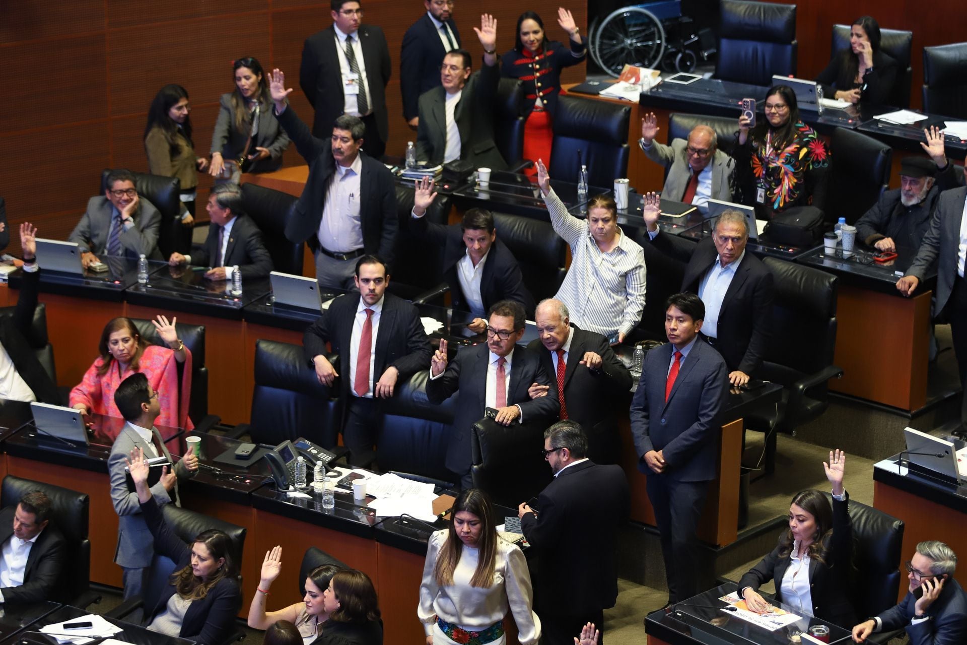 CIUDAD DE MÉXICO, 25MARZO2026.- Adán Augusto López, senador de Morena, pide a la bancada morenista que voten a favor de la eliminación de la revocación de mandato del dictámen del Plan B. FOTO: DANIEL AUGUSTO/ CUARTOSCURO.COM