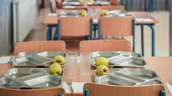 Un millón de niños españoles se quedará este verano sin la comida completa que garantiza la beca comedor, según Educo