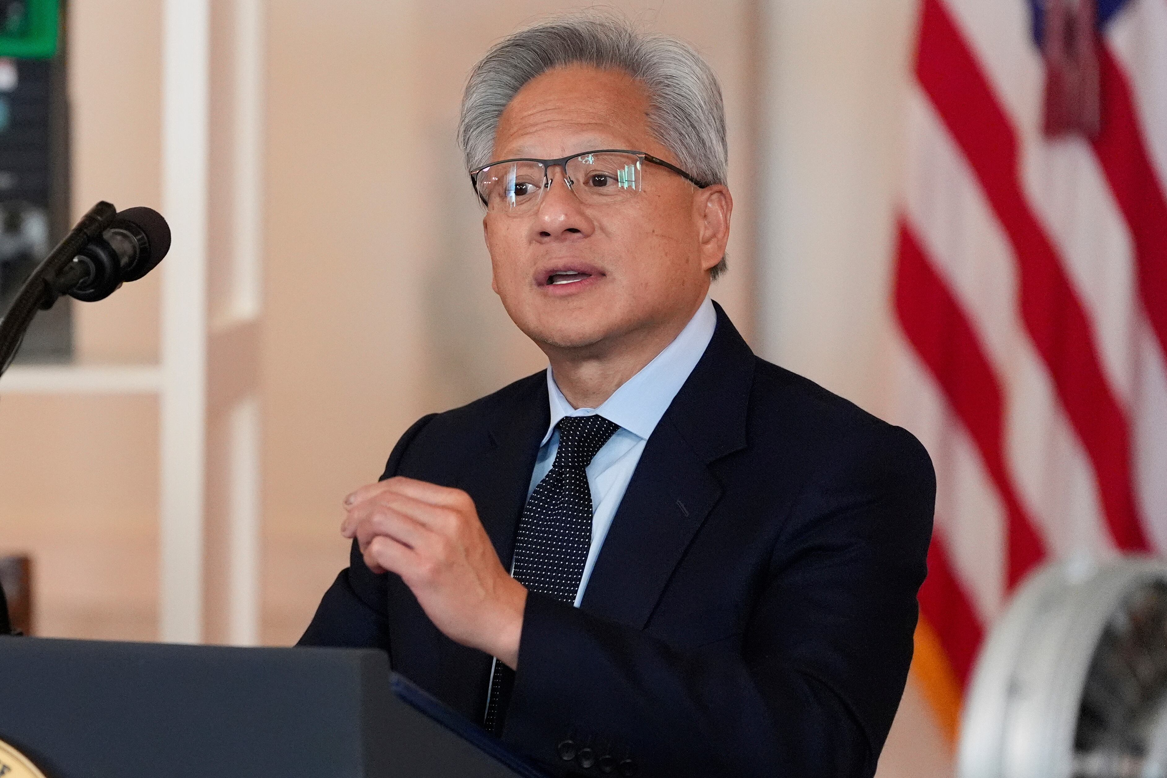 Jensen Huang, director ejecutivo de Nvidia, viajó a Arabia Saudita con el presidente Trump en mayo. (AP Foto/Alex Brandon)