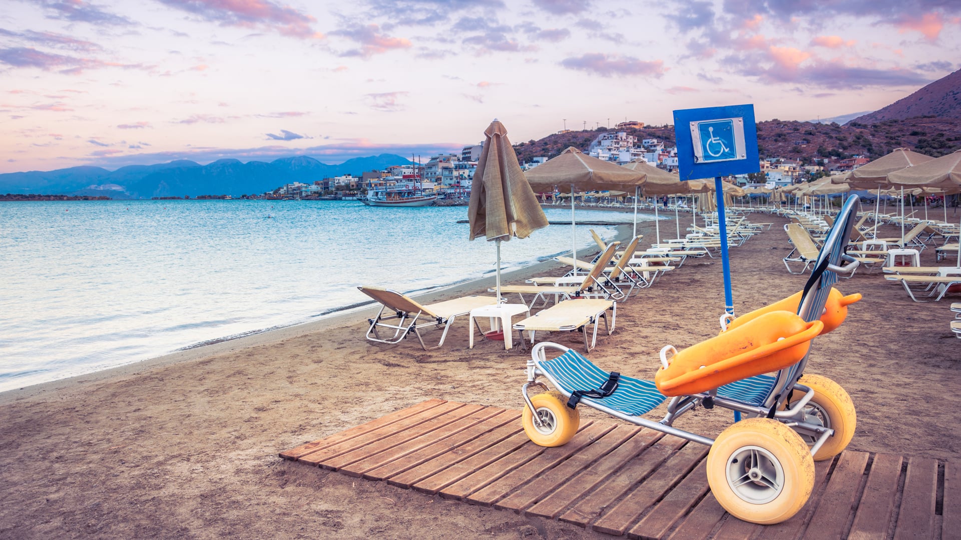El uso de sillas de ruedas en entornos de playa amplía las posibilidades de disfrute del mar para personas mayores con dificultades de movilidad.