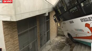 Bus colisionó contra una vivienda