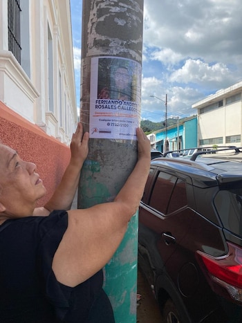 La madre de Fernando Andrés Rosales Gallegos coloca afiches en la vía pública para pedir información sobre el paradero de su hijo, desaparecido desde el 15 de marzo de 2022. Pese a sus problemas de salud, mantiene la búsqueda en las calles.