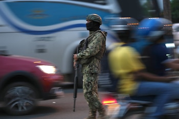 Un soldado vigila el tráfico