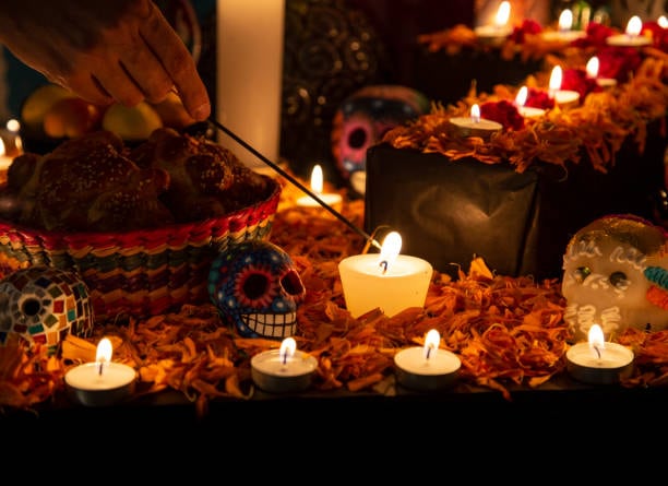 En la actualidad la tradición de montar altares y honrar la memoria se ha diversificado en Día de Muertos, incluyendo a más seres queridos que forman parte de una familia elegida. Foto: (iStock)