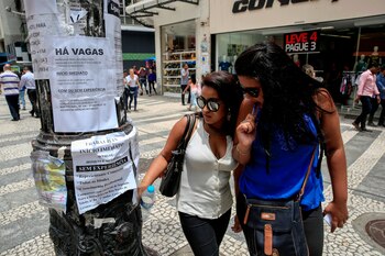 Dos mujeres observan algunas ofertas