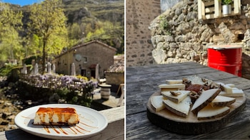 Postres y quesos en Bar Bulnes, el restaurante más antiguo del pueblo asturiano (Instagram / @bar_bulnes)