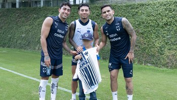 Rayados convivió con un niño que hizo la camiseta del equipo con fomi