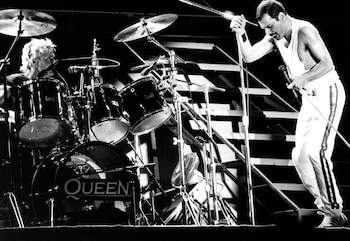 El cantante Freddie Mercury, líder del grupo británico 'Queen', durante una actuación en Barcelona. EFE/Sergio Lainz.