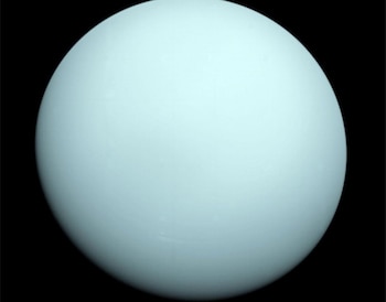Una postal de Urano durante el paso de Voyager 2