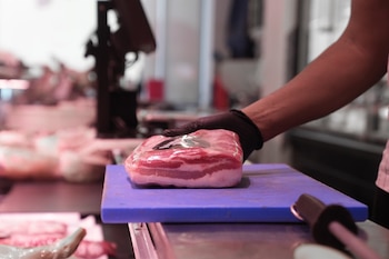 Carne de cerdo expuesta en un mercado, a 2 de diciembre de 2025, en Barcelona, Cataluña (España)
