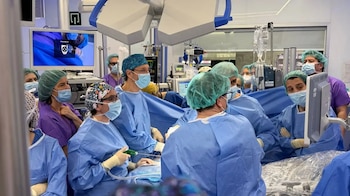 Imagen del equipo médico durante la intervención al feto (Hospital Clínic de Barcelona)
