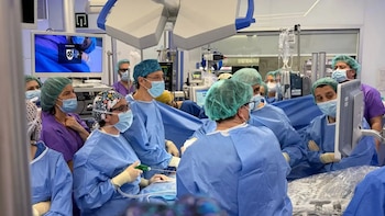 Un hospital de Barcelona opera dentro el vientre materno a un feto que tenía los intestinos fuera del cuerpo