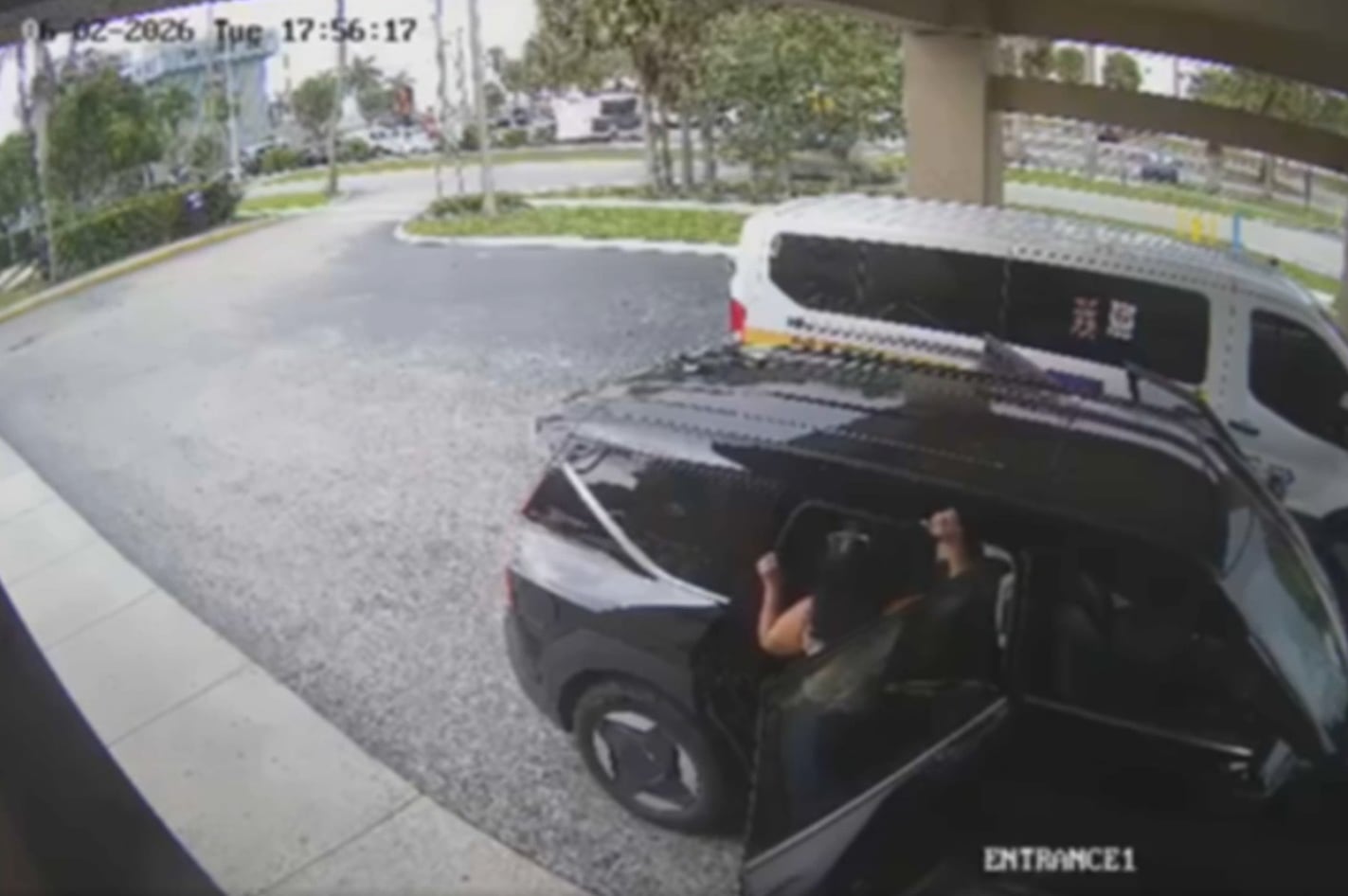 El conductor de Uber declaró que Natasha Ethel Bagley lo insultó, lanzó amenazas verbales y pateó la puerta trasera del lado del pasajero (WPLG 10)