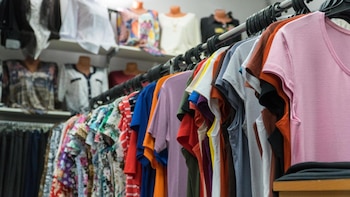 Fenómeno El Niño vuelve impredecible la demanda de ropa y los importadores recortan pedidos de verano