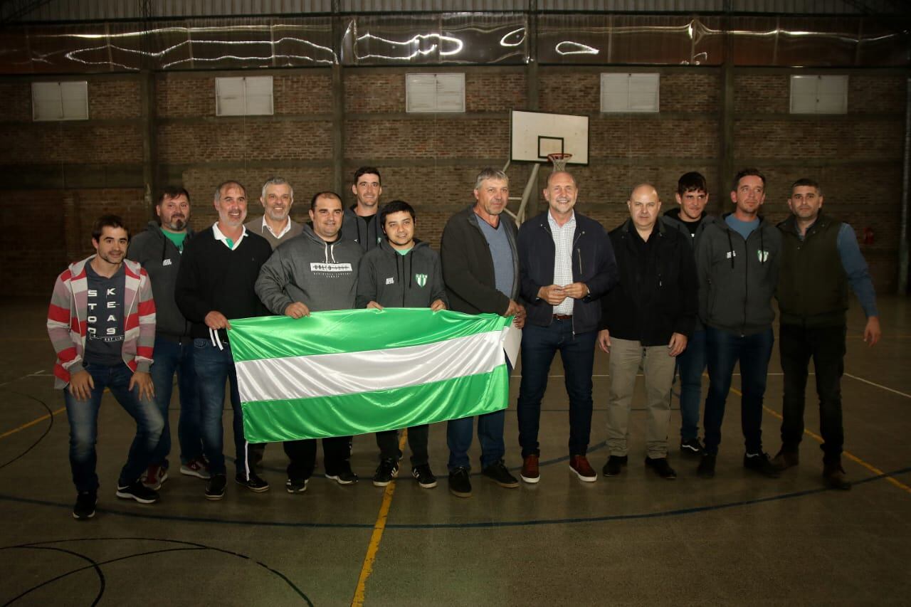 Mauro Scaloni en el club Matienzo de Pujato, junto a dirigentes y el exgobernador de Santa Fe Omar Perotti.