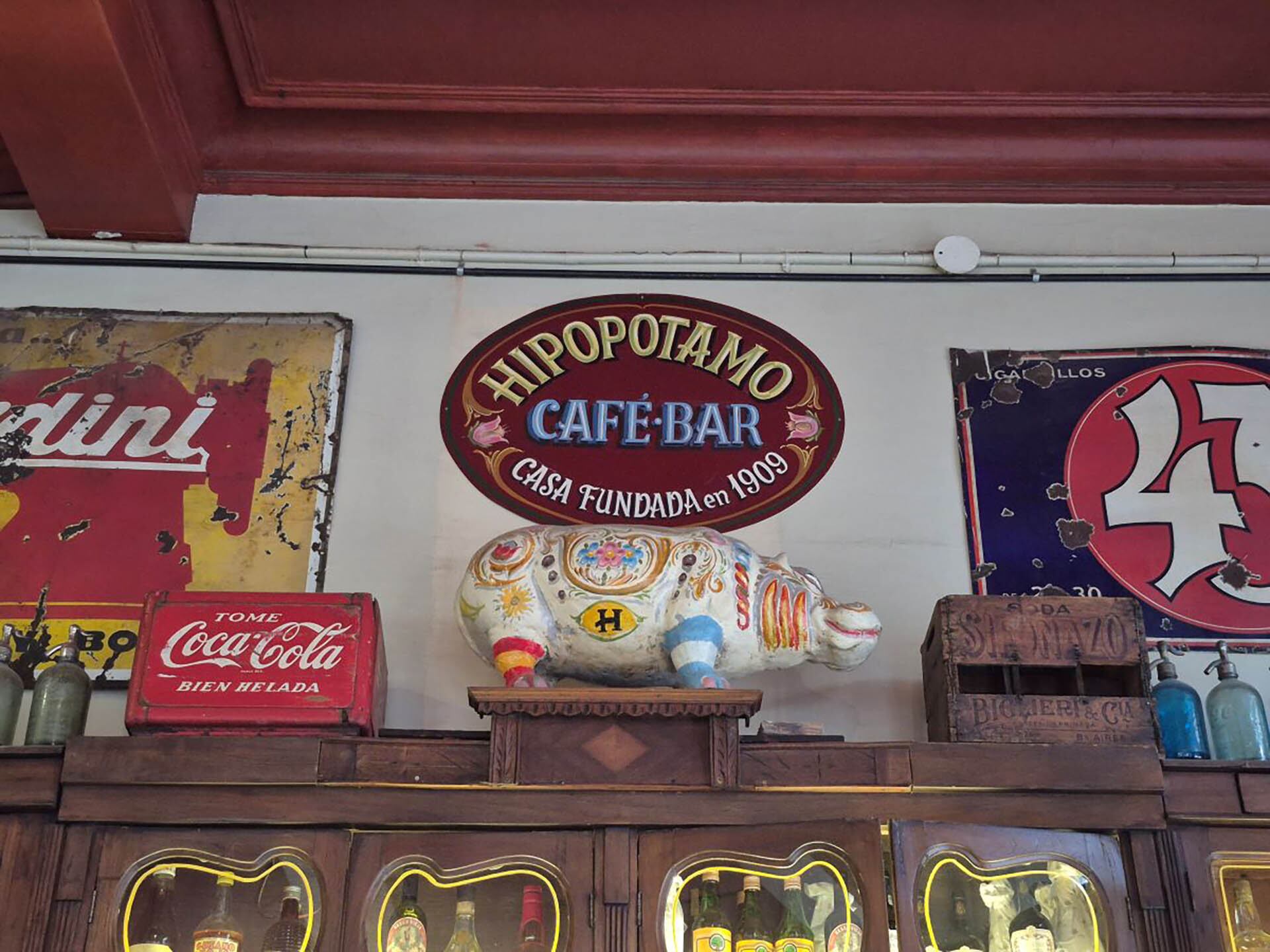El local, fundado originalmente como almacén y despacho de bebidas, ha cambiado de nombre y dueños a lo largo de sus 115 años de vida