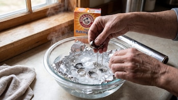Cómo limpiar plata con un sencillo truco usando bicarbonato de sodio, agua caliente y papel aluminio