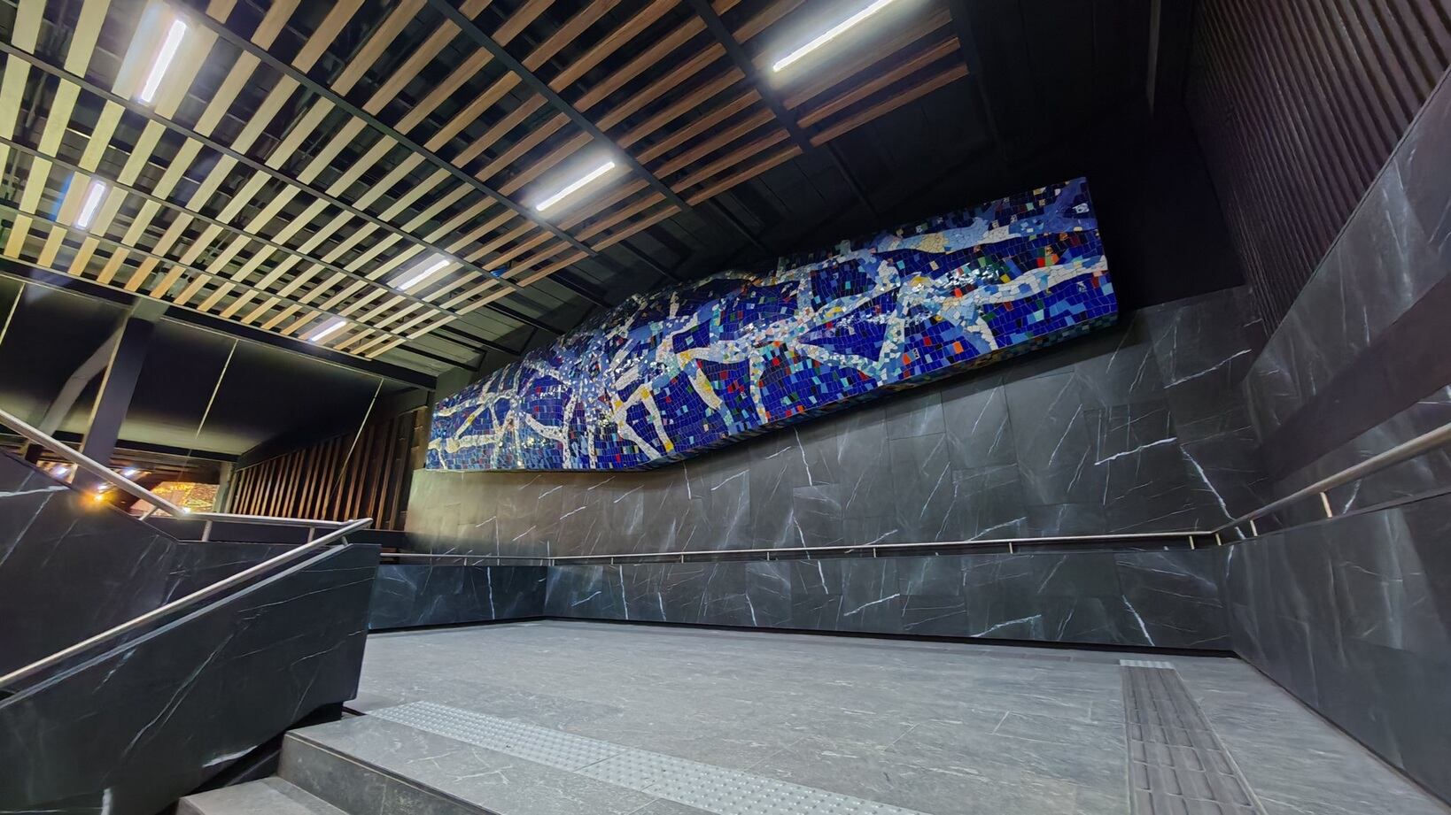 La terminal Tasqueña de la Línea 2 del Metro CDMX exhibe su avanzada remodelación, con modernos acabados y un vibrante mural que transforma el espacio para los usuarios. (X/ @caminalex)