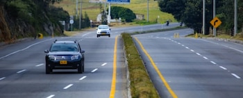 La motocicleta de Julián Forero quedó en la primera estación de servicio saliendo de Girardot, cerca del puente del río Sascipues - crédito Ministerio de Transporte