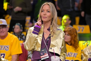 Jeanie Buss quedó en el centro de la disputa accionaria que puede alterar la conducción institucional de los Lakers (Jayne Kamin-Oncea-Imagn Images)