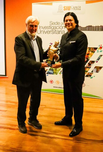 John O’Keefe junto a William