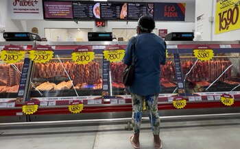Una mujer compra en un mercado, en Sao Paulo (Brasil), en nuna fotografía de archivo. EFE/Sebastião Moreira