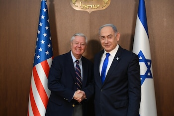El senador republicano Lindsey Graham (izq.) junto al primer ministro israelí Benjamin Netanyahu durante una reunión en Israel