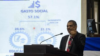 Renuncia el ministro de Hacienda