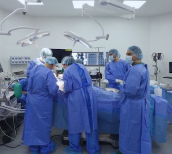 Cientos de salvadoreños acudieron desde tempranas horas al nuevo edificio del Hospital Nacional Rosales para asistir a sus citas médicas y exámenes de laboratorio (Cortesía @elnuevorosales).