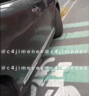 El auto se estacionó en