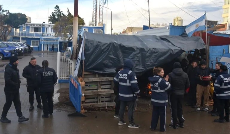Efectivos de la Policía de Santa Cruz acampan desde hace 45 días en Río Gallegos en protesta por los bajos salarios