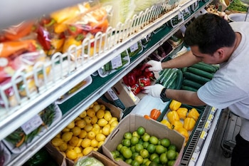 Un trabajador de Best World Supermarket e Mount Pleasant, Washington. REUTERS/Sarah Silbiger/