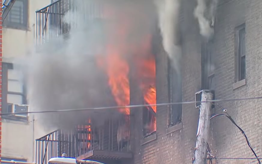 La hipótesis de una pérdida en la red de gas ganó peso en las primeras averiguaciones, aunque las pericias seguían abiertas (@Eyewitness News ABC7NY)