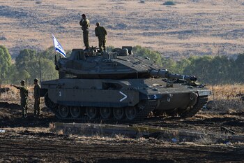 Soldados israelíes, con un tanque