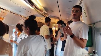 Un incendio corta la circulación de alta velocidad entre Madrid y Andalucía: los pasajeros de un tren se quedan sin aire en la estación de Córdoba a 36 grados