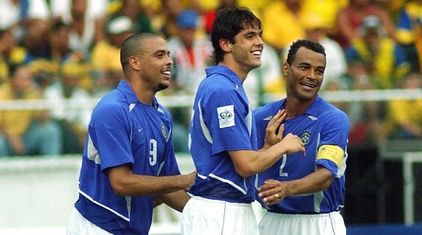 La evolución táctica del fútbol dejó sin espacio al número 10 que antes podía asociarse con libertad (AFP)