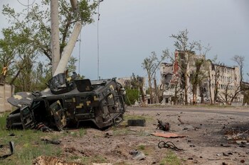 Una vista muestra un vehículo destruído en Rubizhne en la región de Luhansk, Ucrania, 1 de junio del 2022. REUTERS/Alexander Ermochenko