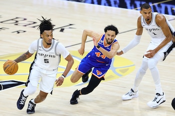 Los Knicks revirtieron una desventaja inicial con una racha de 39-17 y resistieron la remontada de 21-5 de San Antonio en el cierre del Juego 2- crédito Carlos Ramírez/EFE